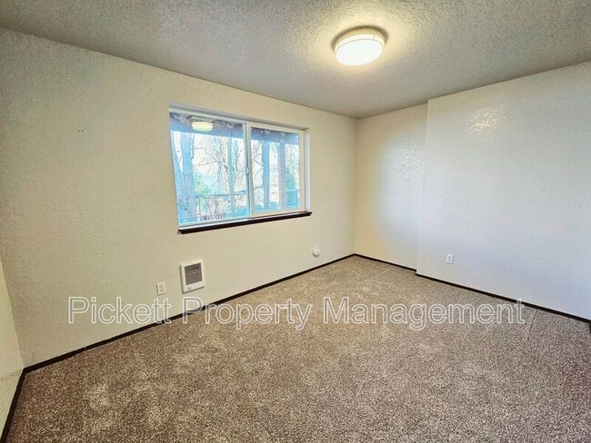 Building Photo - 4619 Beach Dr E