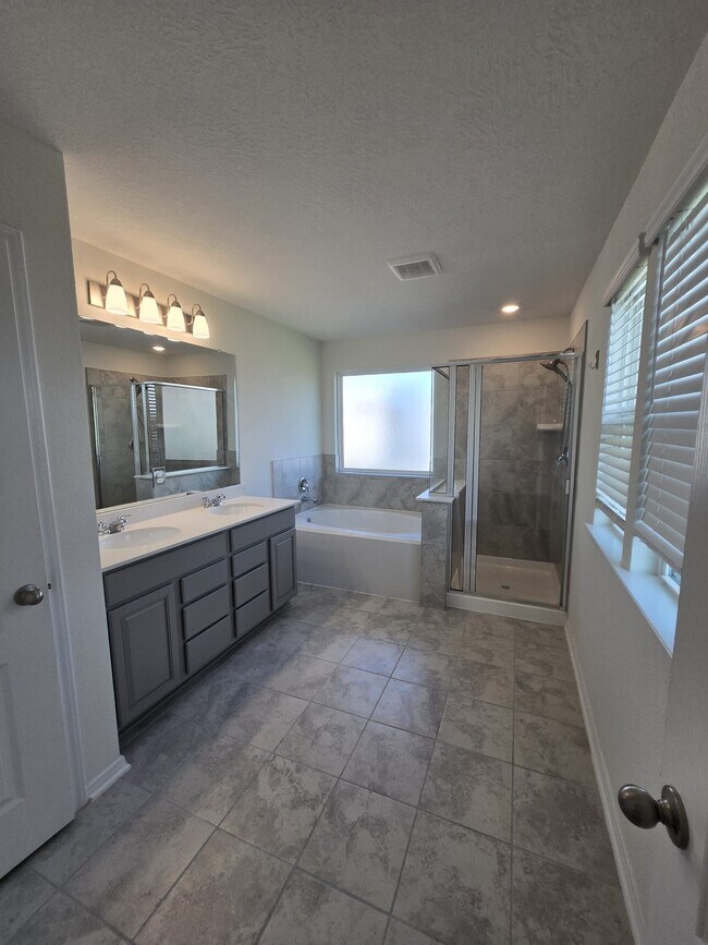 Building Photo - 25223 Sierra Mnr Ct