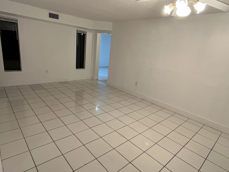 Building Photo - 1820 W 53rd St