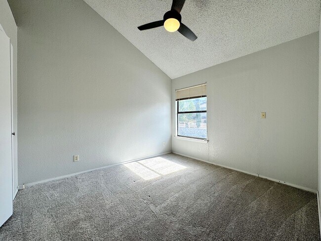 Building Photo - Northeast El Paso 3Bed/2Bath Refrig A/C