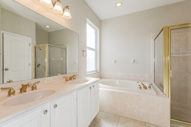 Building Photo - 10445 Meadow Spring Dr