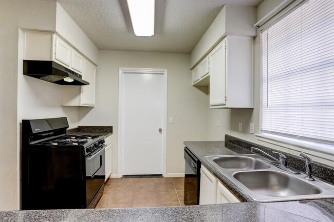Building Photo - 6730 Prairie Village Dr