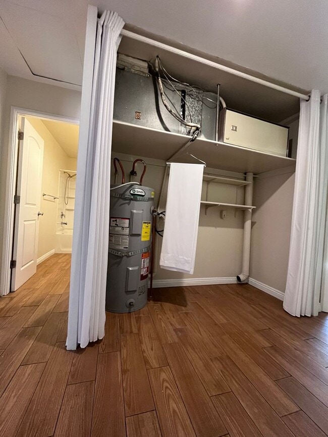 Building Photo - SINGLE STORY 3 BR/ 2 HOME WITH 2 CAR GARAGE