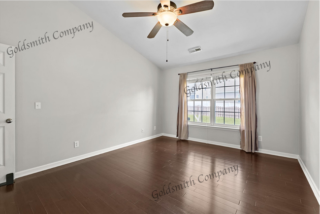 Building Photo - "3-Bedroom Retreat with Beautiful Hardwood...
