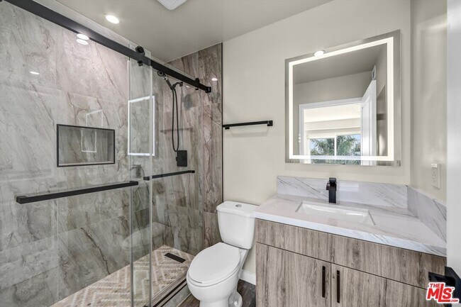 Building Photo - 1305 N Sycamore Ave