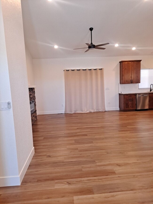Building Photo - ALL PROSPECTIVE TENANTS MUST SUBMIT A $58 ...