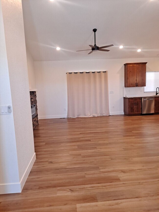 Building Photo - ALL PROSPECTIVE TENANTS MUST SUBMIT A $58 NON-REFUNDABLE APPLICATION FEE PER APPLICANT ONLINE AND...