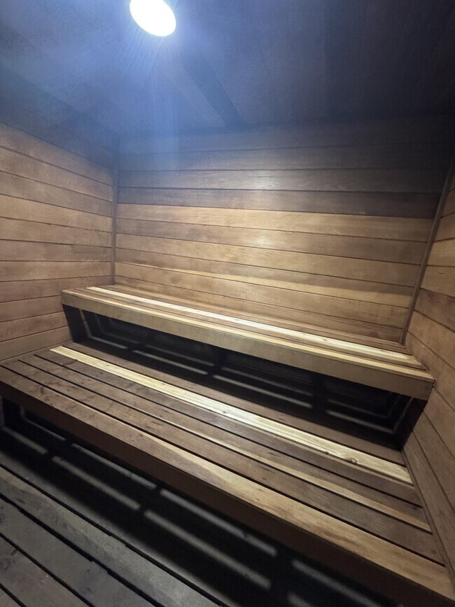 Building Photo - 1310 NE 14th Ct