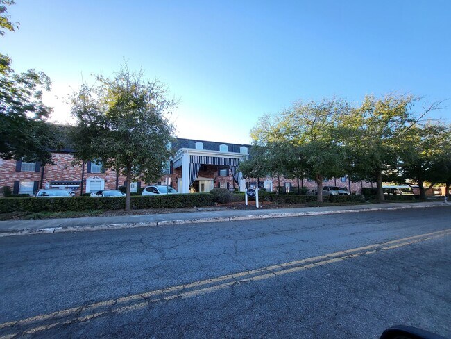 Building Photo - 8401 N New Braunfels Ave