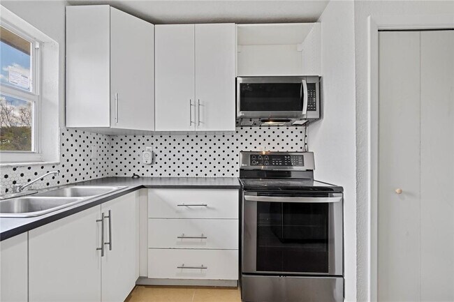 Building Photo - 3100 Coral Springs Dr