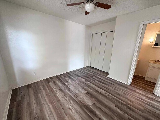 Building Photo - 208 Cherrywood Dr