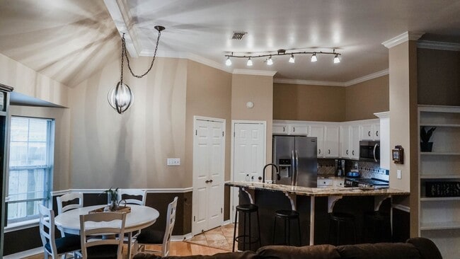 Building Photo - 3 Bedroom 2 Baths 2000 sq/ft in Stockwell