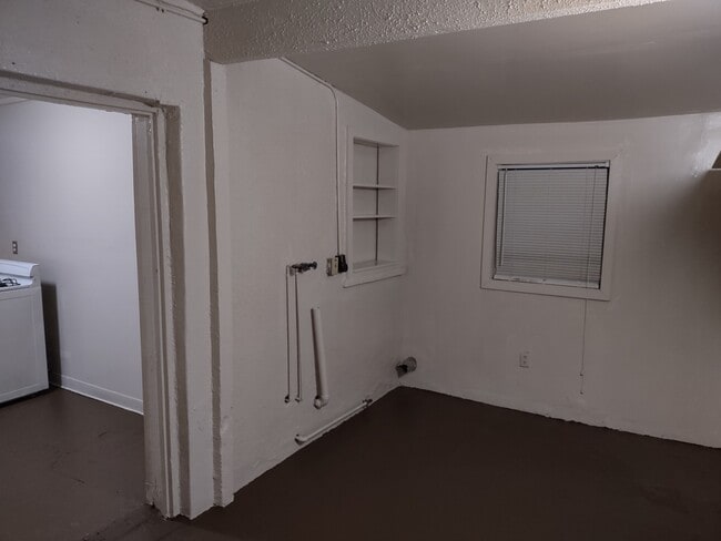 Building Photo - 1377 E Florida St