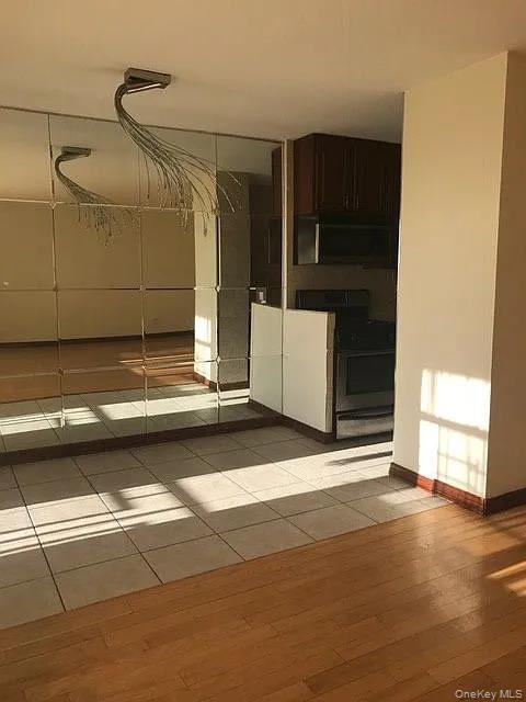 Building Photo - 2940 W 5th St