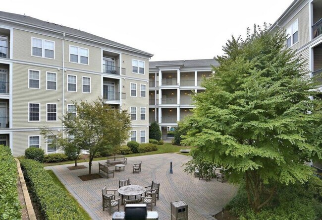 Building Photo - 2465 Army Navy Dr