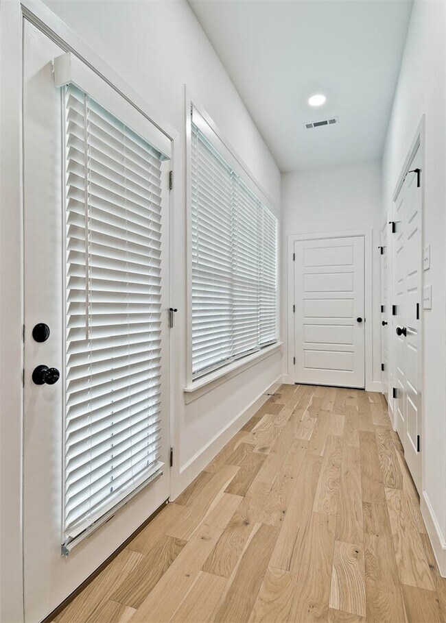 Building Photo - 502 W Persimmon St