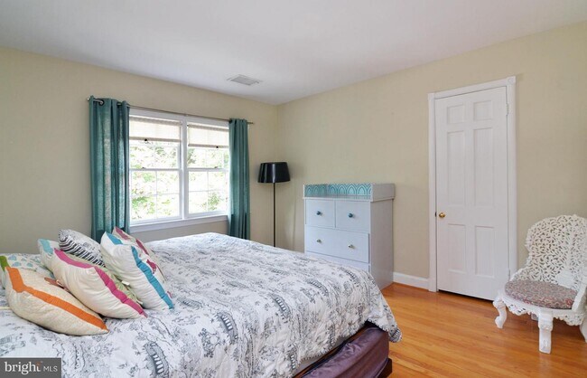 Building Photo - 5944 Searl Terrace