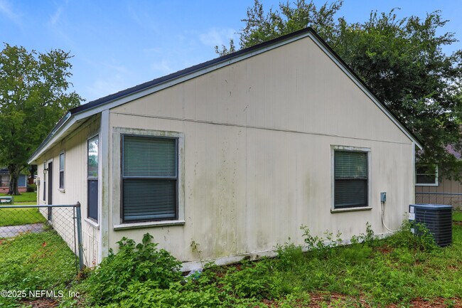 Building Photo - 2626 Malibu Cir
