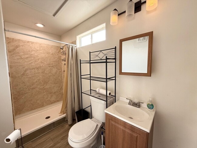 Building Photo - 5/BD 2.5/BA Spacious Home with Casita, RV ...