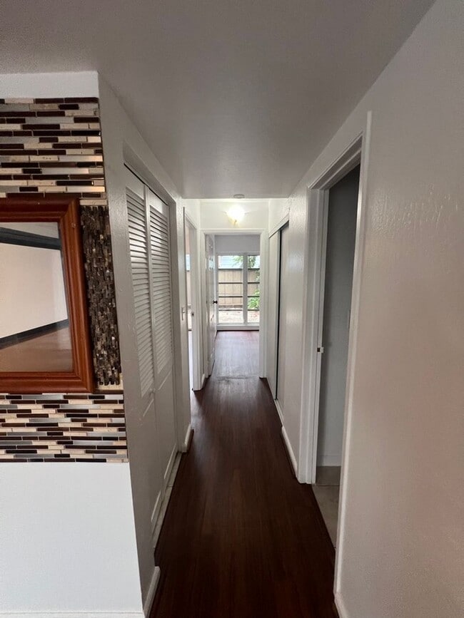 Building Photo - Loft, 2 Bedrooms, Split Townhouse, AC, 2 Parking