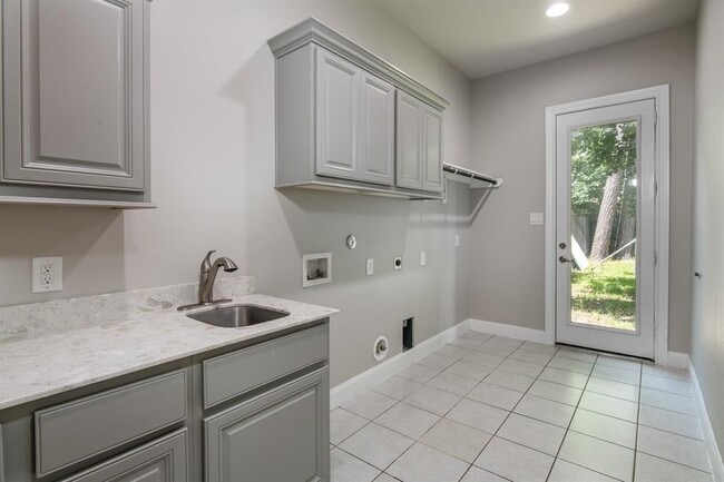Building Photo - 1705 Pine Plains Dr