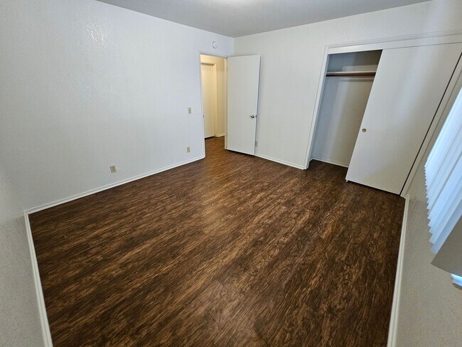 Building Photo - 2356-2356 Bushnell St