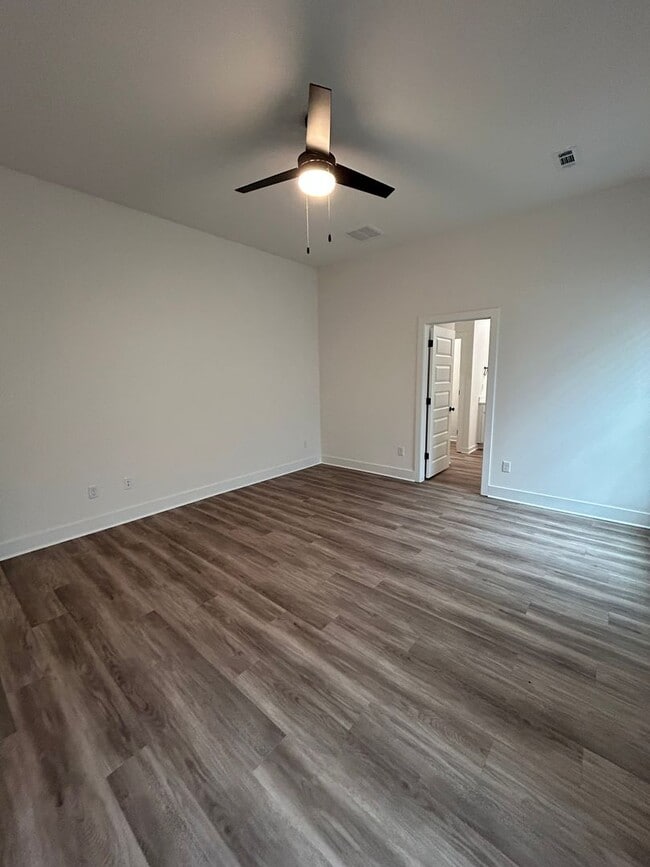 Building Photo - Modern Luxury Living in the Heart of Siloa...