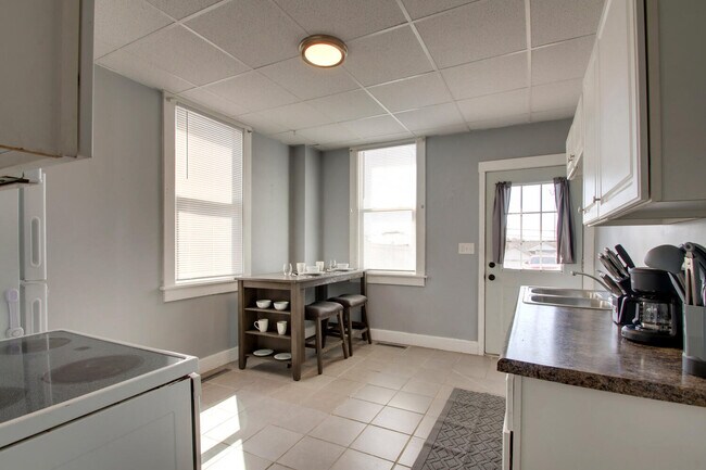 Building Photo - Adams House