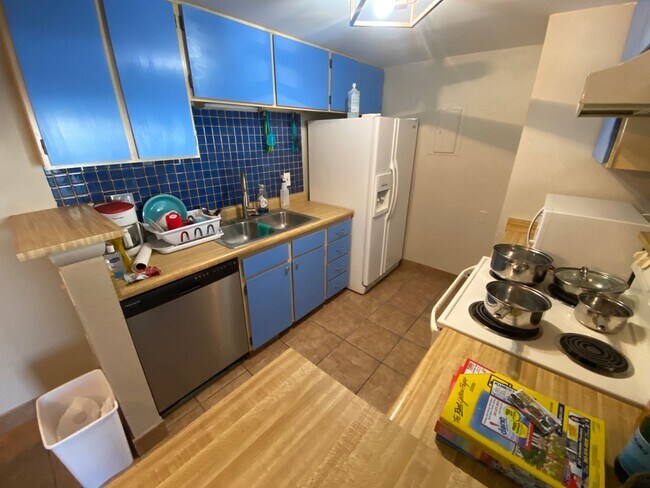 Building Photo - Spacious Aurora Condo