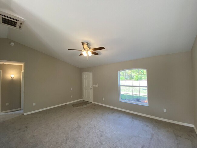 Building Photo - Desirable SE Ocala Neighborhood 3/2/2 *WON'T LAST*