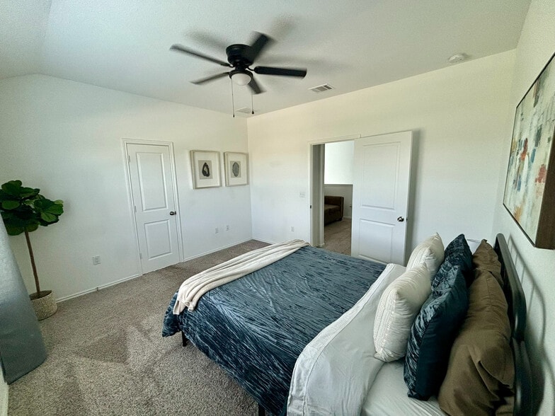 Building Photo - Room in Townhome on Spotted Leaf Wy
