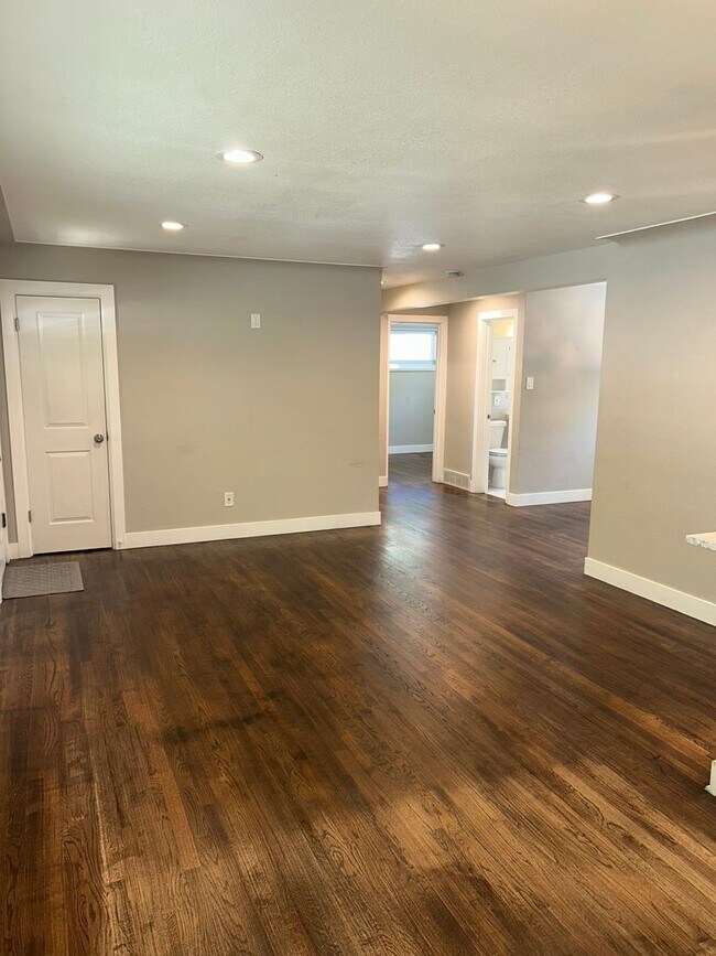 Building Photo - Updated 4 Bed Home with Finished Basement, Central A/C & Fenced Yard in Lakewood!