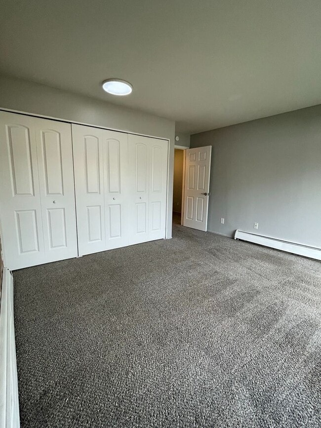 Building Photo - Two Bedroom Apartment Available for Rent!