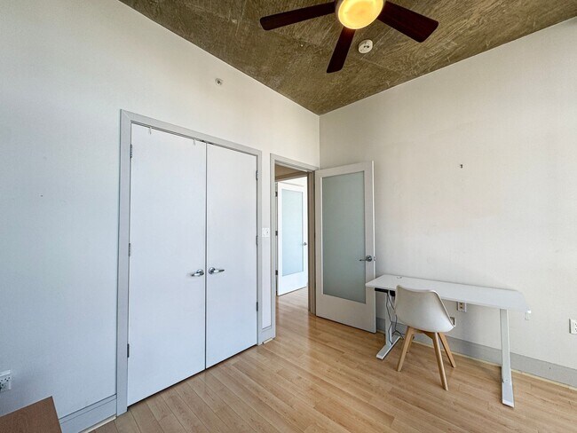 Building Photo - Sun-filled 2 Bed 2 Bath Condo In Vibrant Columbia Heights