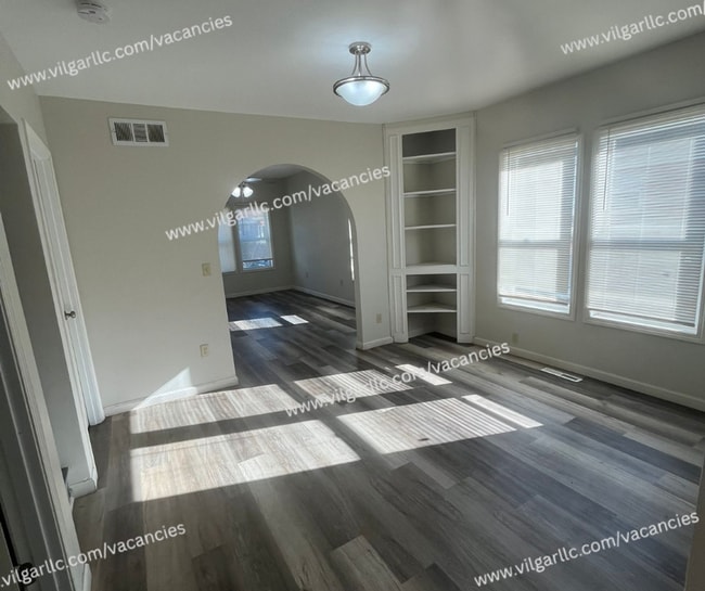 Building Photo - 3 Bedrooms • 1 Large Bathroom, Master suit...