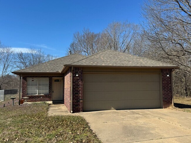 Building Photo - Charming 3 Bed / 2 Bath Home in Coweta – Spacious Lot + Creek Access!