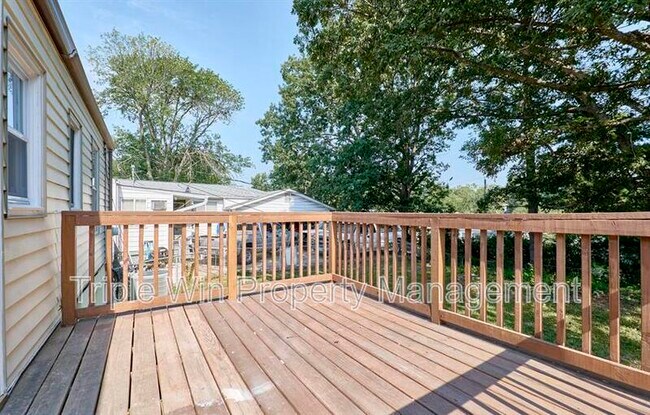 Building Photo - 9823 Meadowview Dr