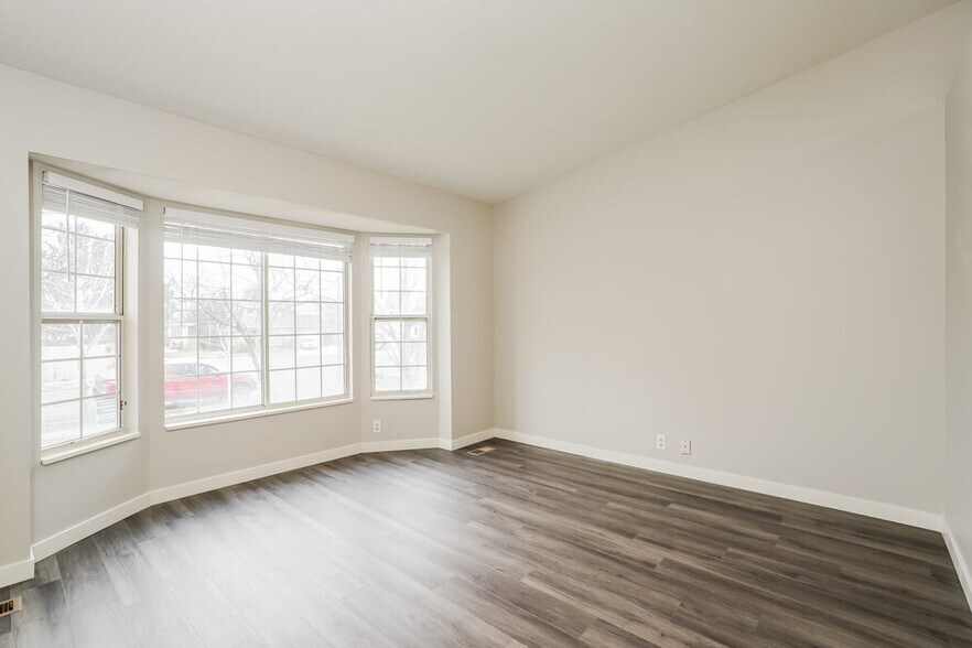 Building Photo - 5902 Woodview Dr