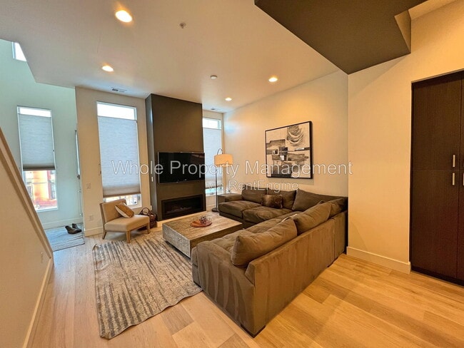 Building Photo - 3444 Navajo St