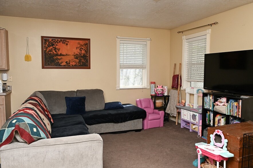 Building Photo - 101 Meadow Cir