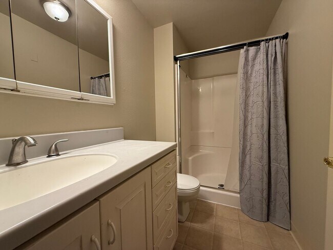 Building Photo - 3 Bed 2 Bath SW Beaverton Duplex — Available Now!