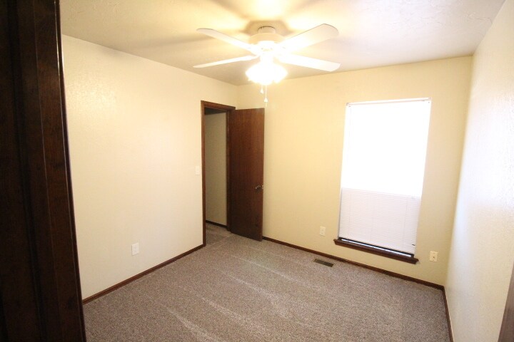 Building Photo - 1136 W Johnathan Way