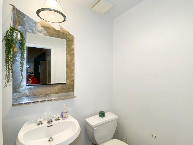 Building Photo - 17 N Loomis St