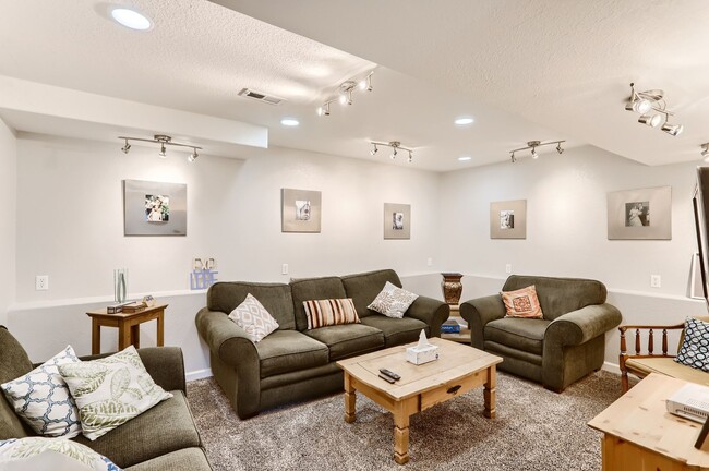 Building Photo - Spacious 5 BDR Lafayette Home - Close to Coal Creek Trail