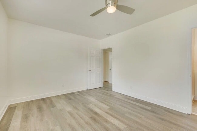 Building Photo - 4590 Colonial Ave