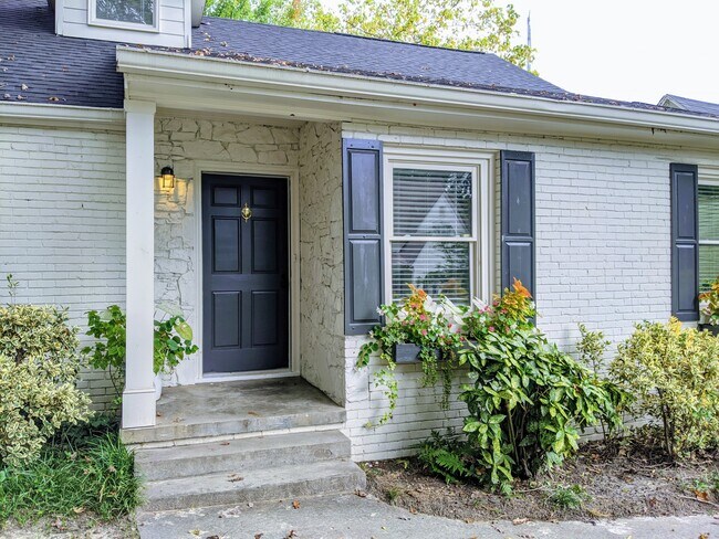 Building Photo - Charming 1 Bedroom Duplex in Buckhead!