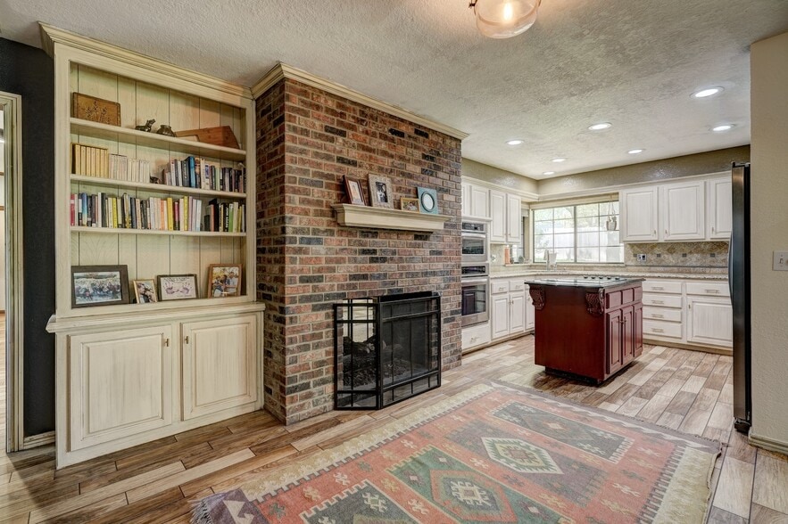 Kitchen/Fireplace/Built-In Shelves - 1409 Folkstone