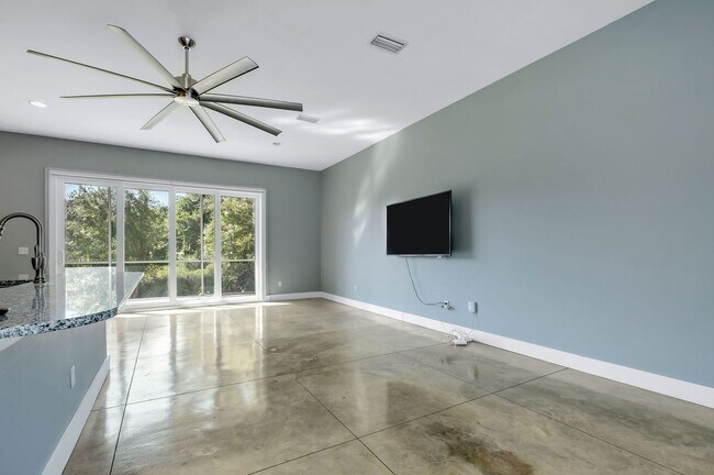 Building Photo - Modern Loft Near HCA & TMH With Lake Frontage
