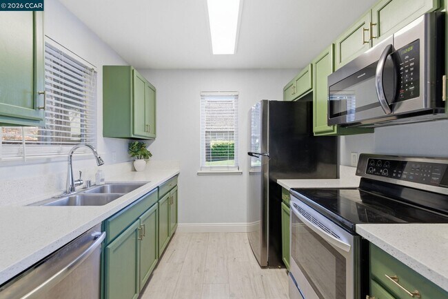 Building Photo - 102 Luna Grande Cir