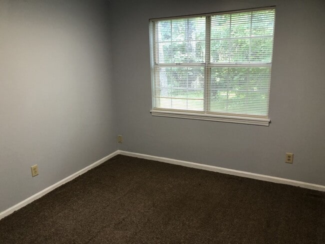 Building Photo - 726 Robindale Dr